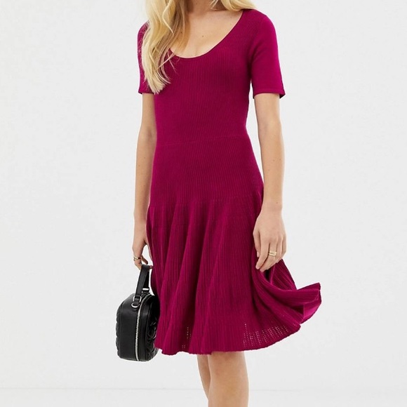 NEVER WORN structured dress with seam detail - Picture 4 of 4